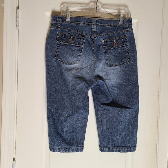 Denim below the knee lose fitting walking shorts. Size 14 - Picture 3 of 4